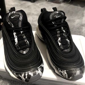 Unisex Nike size 6 (w)